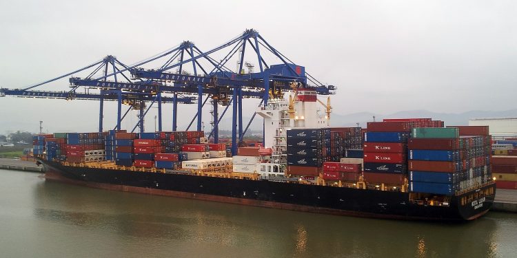 Rota do container: da escala dos navios até a devolução