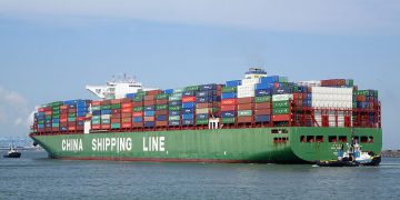 Porta-container fica danificado após colisão no Vietnã Navio CSCL Jupiter, da China Cosco Shipping, sofreu danos em uma colisão com outra embarcação em Cai Mep, OMDN, O Mundo dos Negócios