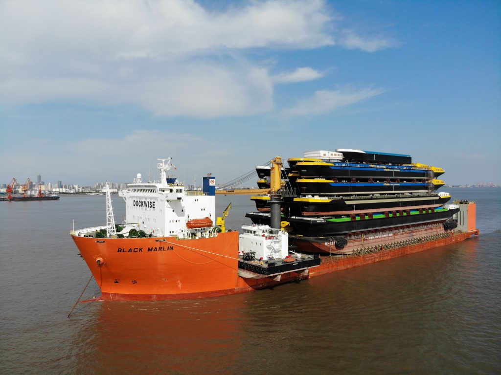 Porto de Roterdã recebe navio semi-submersível com 17 cascos