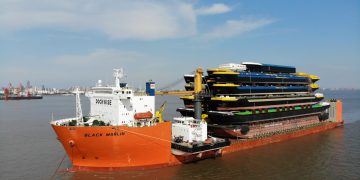 Porto de Roterdã recebe navio semi-submersível com 17 cascos