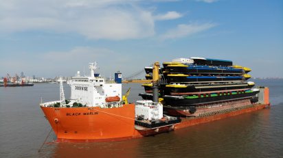 Porto de Roterdã recebe navio semi-submersível com 17 cascos