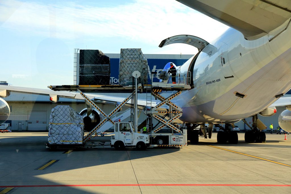 Demanda de carga aérea cai pelo décimo mês consecutivo, OMDN, O Mundo dos Negócios