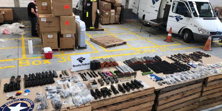 Fuzis AR-15 e munições são apreendidos em Navegantes, OMDN, O Mundo dos Negócios