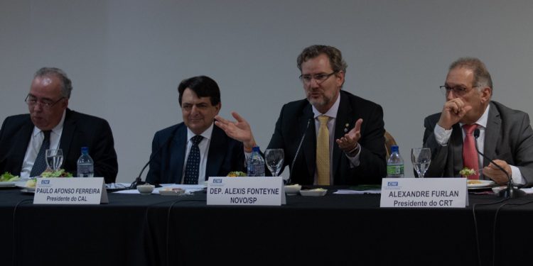 Trabalhar no exterior: Proposta de Lei defende menos burocracia, OMDN, o mundo dos negócios