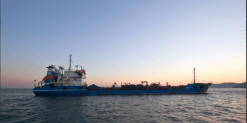 Explosão a bordo de navio-tanque russo deixa três mortos, OMDN, O Mundo dos Negócios