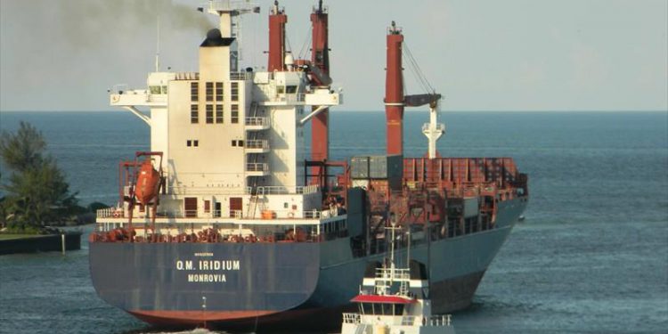 Porta-conteiner bate em aterro em Istambul, na Turquia, OMDN, O Mundo dos Negócios