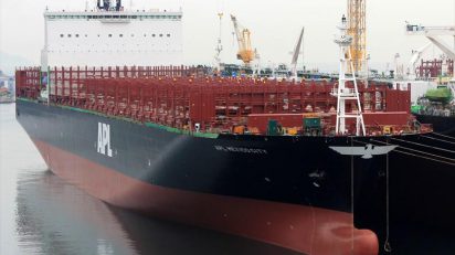 Guindaste cai após ser atingido por porta-containers, OMDN, O Mundo dos Negócios