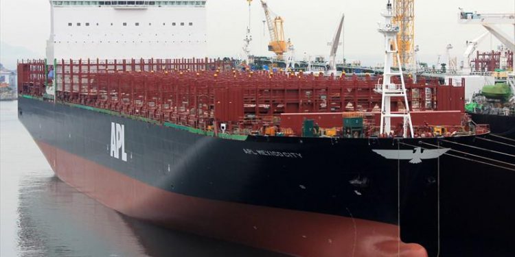 Guindaste cai após ser atingido por porta-containers, OMDN, O Mundo dos Negócios