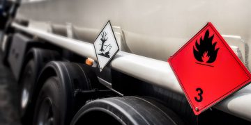 Como é a logística para o transporte de cargas perigosas? OMDN, o Mundo dos Negócios