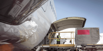 Demanda de frete aéreo cai pelo décimo terceiro mês seguido, OMDN, O Mundo dos Negócios