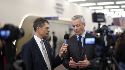 França aceita adiar criação de imposto sobre transações online