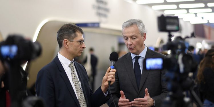 França aceita adiar criação de imposto sobre transações online