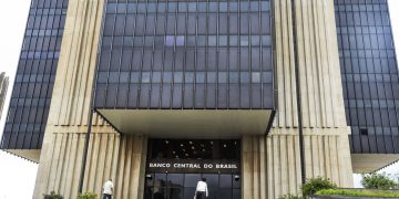 Bancos passam a cobrar dólar do dia da compra com cartão, OMDN, O Mundo dos Negócios