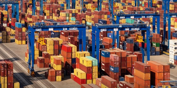 Containers de origem chinesa se acumulam em portos indianos, OMDN, O Mundo dos Negócios