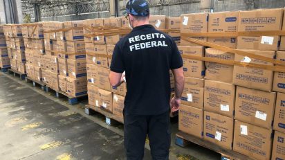 RFB acompanha chegada de mais 73 toneladas de máscaras e testes_OMDN_O Mundo dos Negócios_RFB