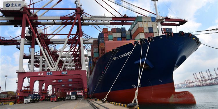 Volume do comércio exterior chinês cai 6,4 no trimestre_OMDN_O Mundo dos Negócios_Xinhua China Daily