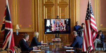 EUA e Reino Unido negociam maior aproximação comercial_OMDN_O Mundo dos Negócios_Andrew Parsons 10 Downing Street Handout Reuters