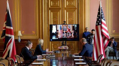 EUA e Reino Unido negociam maior aproximação comercial_OMDN_O Mundo dos Negócios_Andrew Parsons 10 Downing Street Handout Reuters