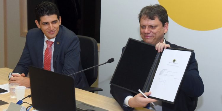Oito contratos para exploração de TUPs são assinados no país_OMDN_O Mundo dos Negócios_MInfra