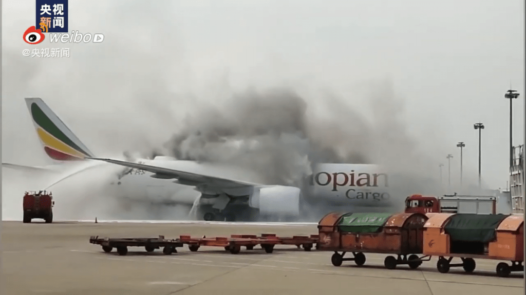 Avião cargueiro da Ethiopian Airlines pega fogo em Xangai_OMDN_O Mundo dos Negócios_Weibo 2