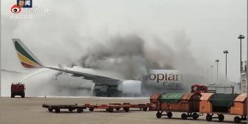 Avião cargueiro da Ethiopian Airlines pega fogo em Xangai_OMDN_O Mundo dos Negócios_Weibo 2