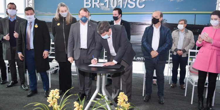 Contrato de concessão da BR-101SC é assinado pelo governo_OMDN_O Mundo dos Negócios_Ricardo Botelho MInfra