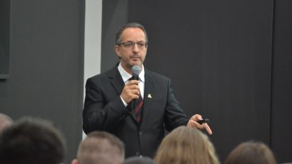 Formação profissional precisa de equilíbrio entre teoria e prática