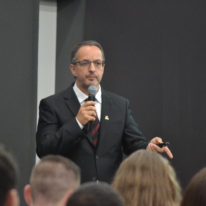 Formação profissional precisa de equilíbrio entre teoria e prática