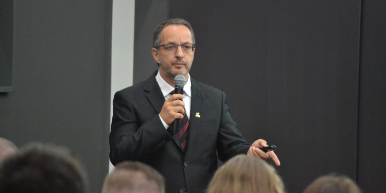 Formação profissional precisa de equilíbrio entre teoria e prática