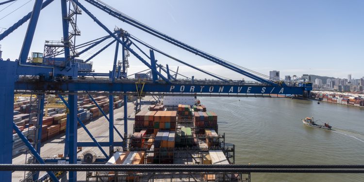 Movimentação de contêineres aumenta nos portos do país